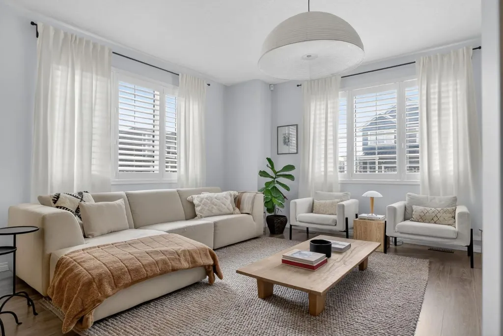 20 Carrington Circle NW Calgary AB T3P 0Y6
