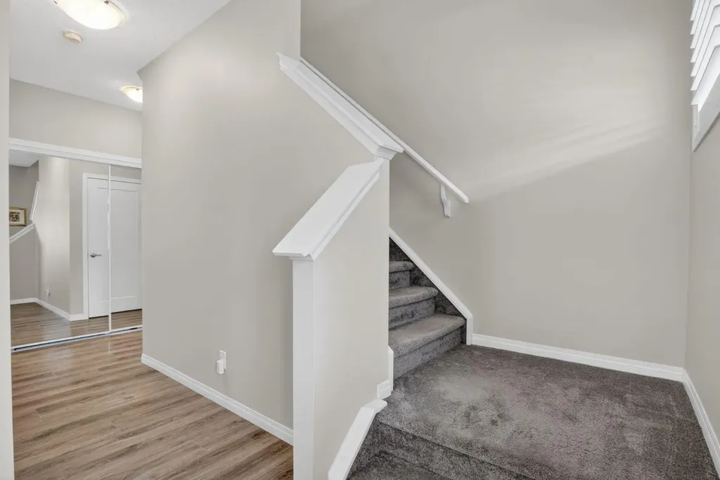 20 Carrington Circle NW Calgary AB T3P 0Y6