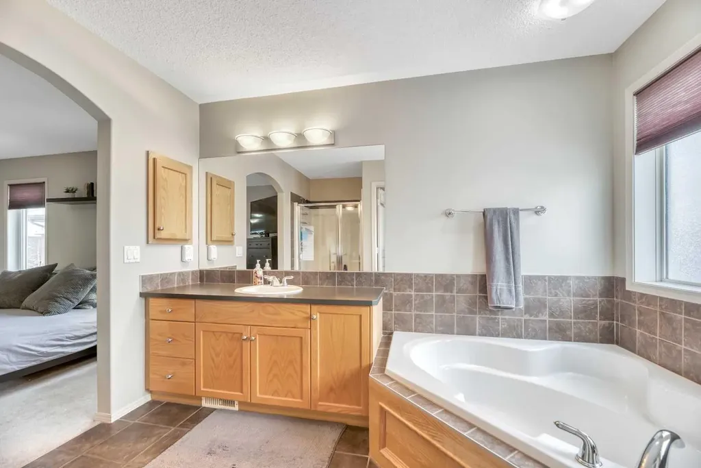 408 Rainbow Falls Way Chestermere AB T1X 1S8