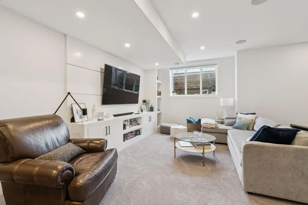 2819 36 Street SW Calgary AB T3E 2Z9