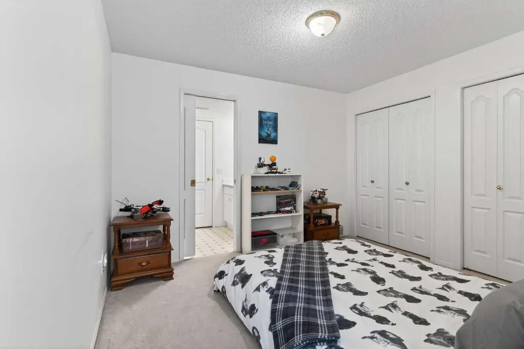 320 Sierra Morena Green SW Calgary AB T3H 3H8