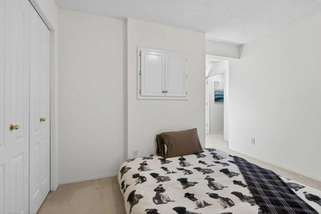 320 Sierra Morena Green SW Calgary AB T3H 3H8