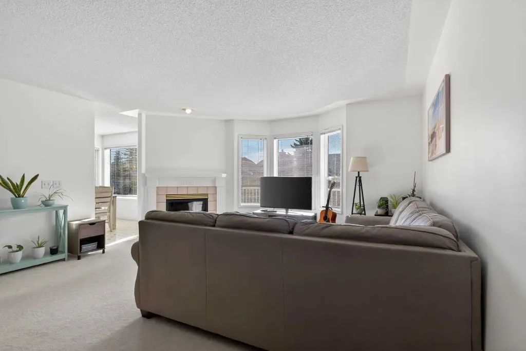 320 Sierra Morena Green SW Calgary AB T3H 3H8