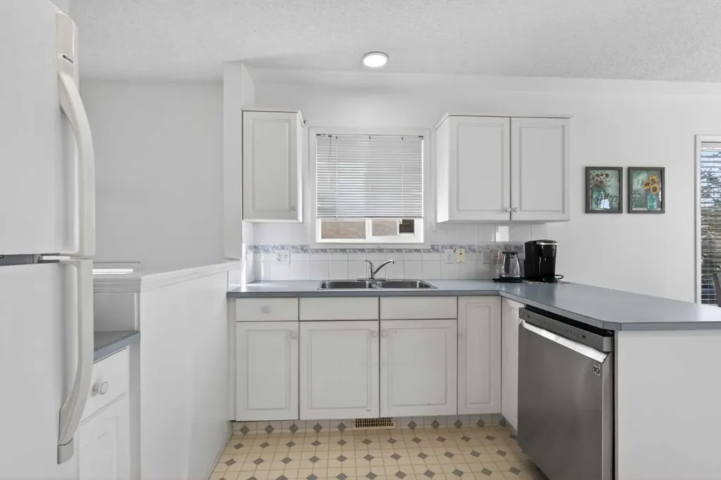 320 Sierra Morena Green SW Calgary AB T3H 3H8