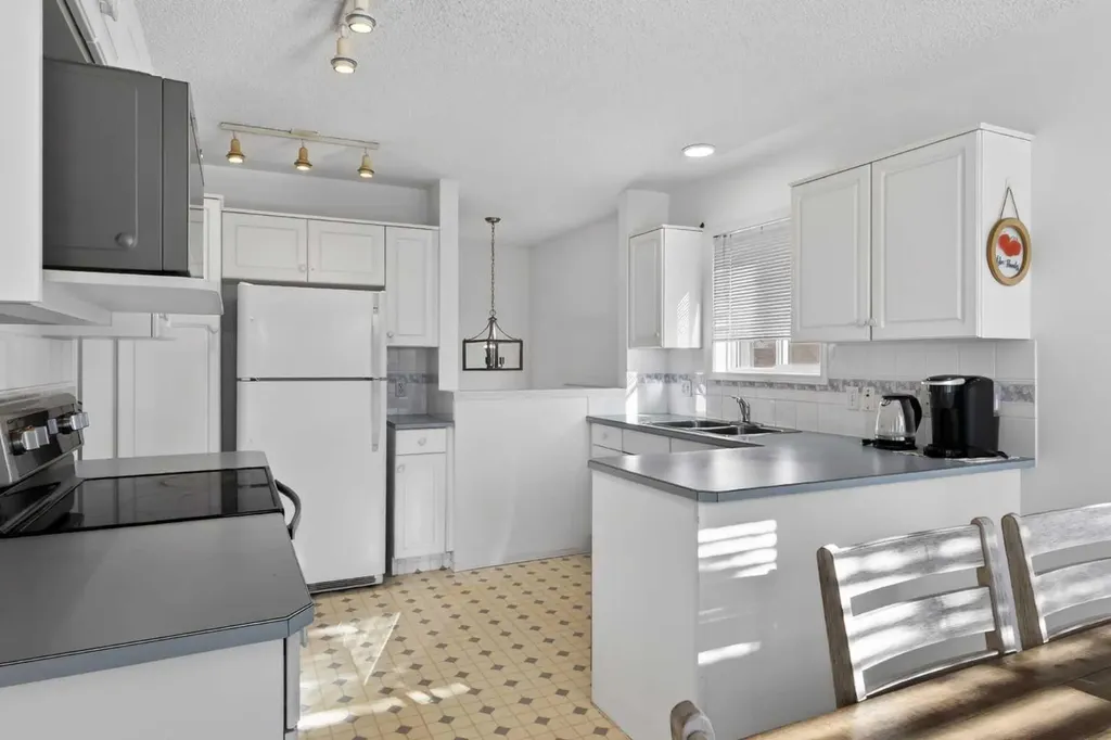320 Sierra Morena Green SW Calgary AB T3H 3H8