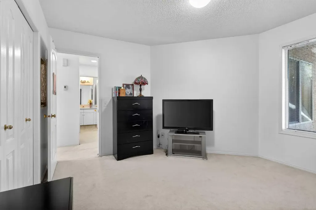 320 Sierra Morena Green SW Calgary AB T3H 3H8