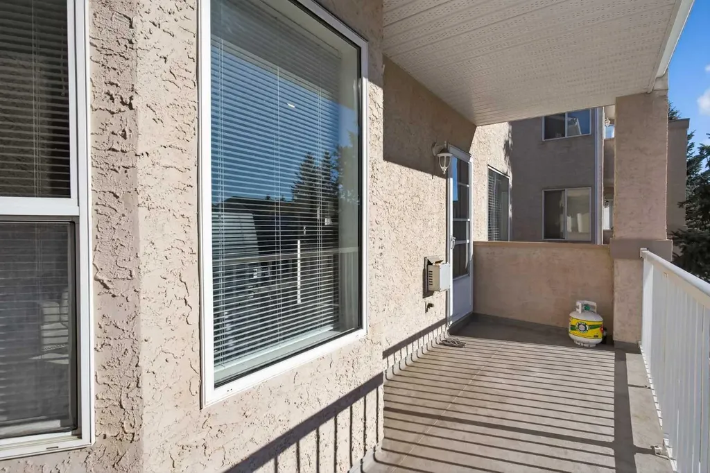 320 Sierra Morena Green SW Calgary AB T3H 3H8