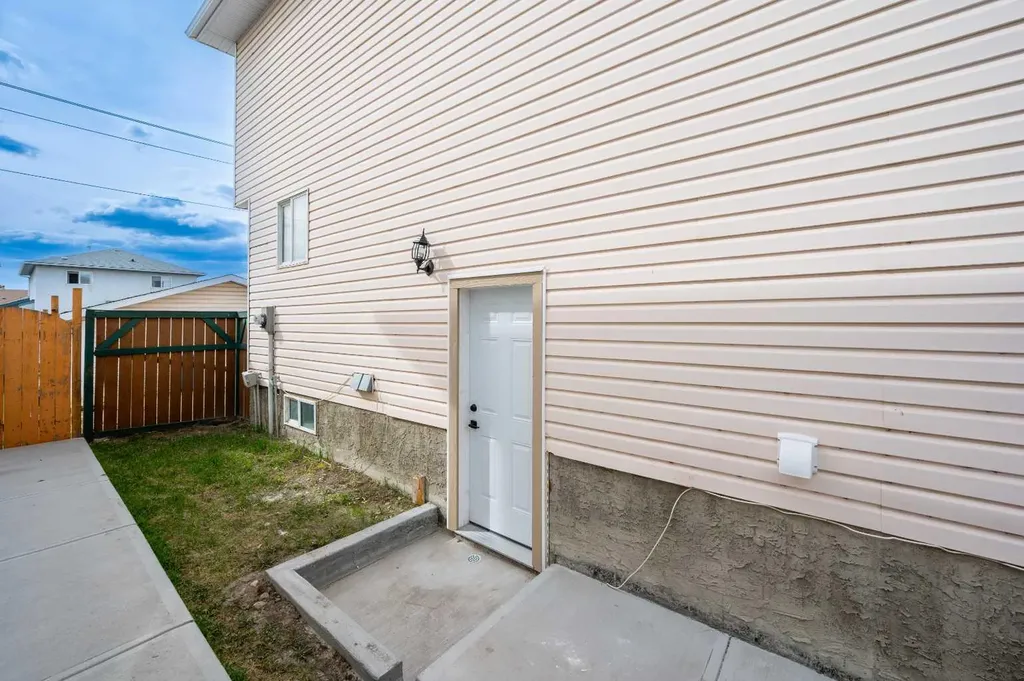 88 Applemont Close SE Calgary AB T2A 7S3
