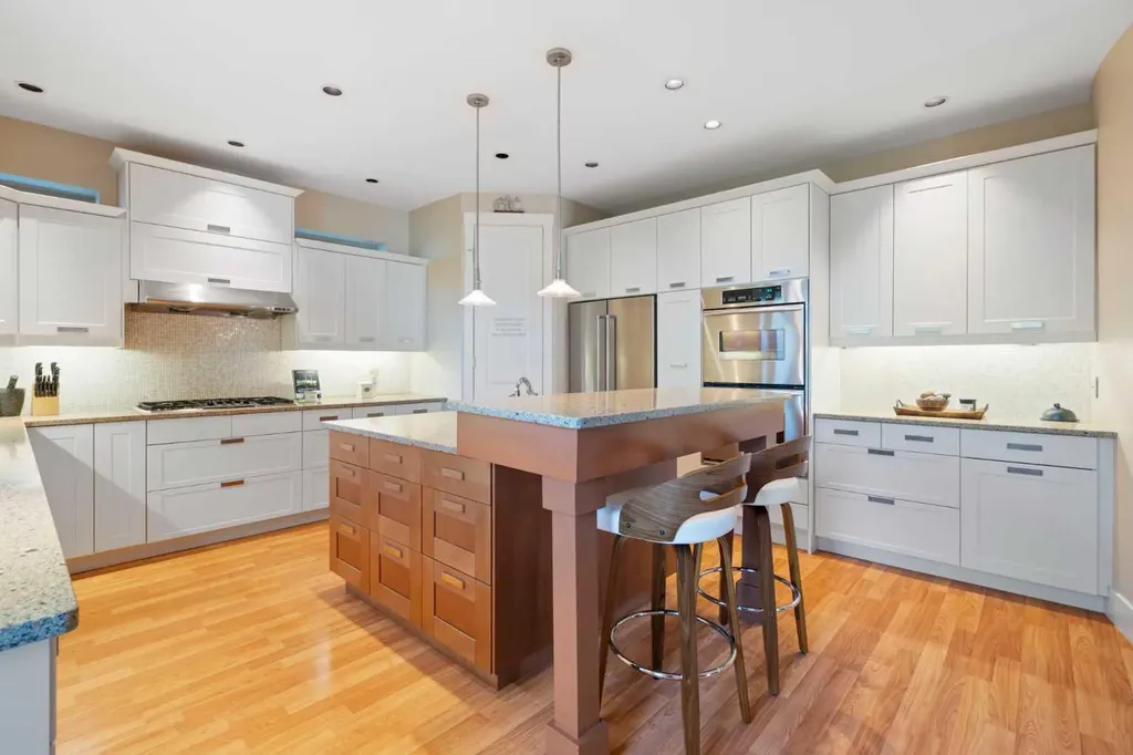 1308 21 Avenue NW Calgary AB T2M1L4