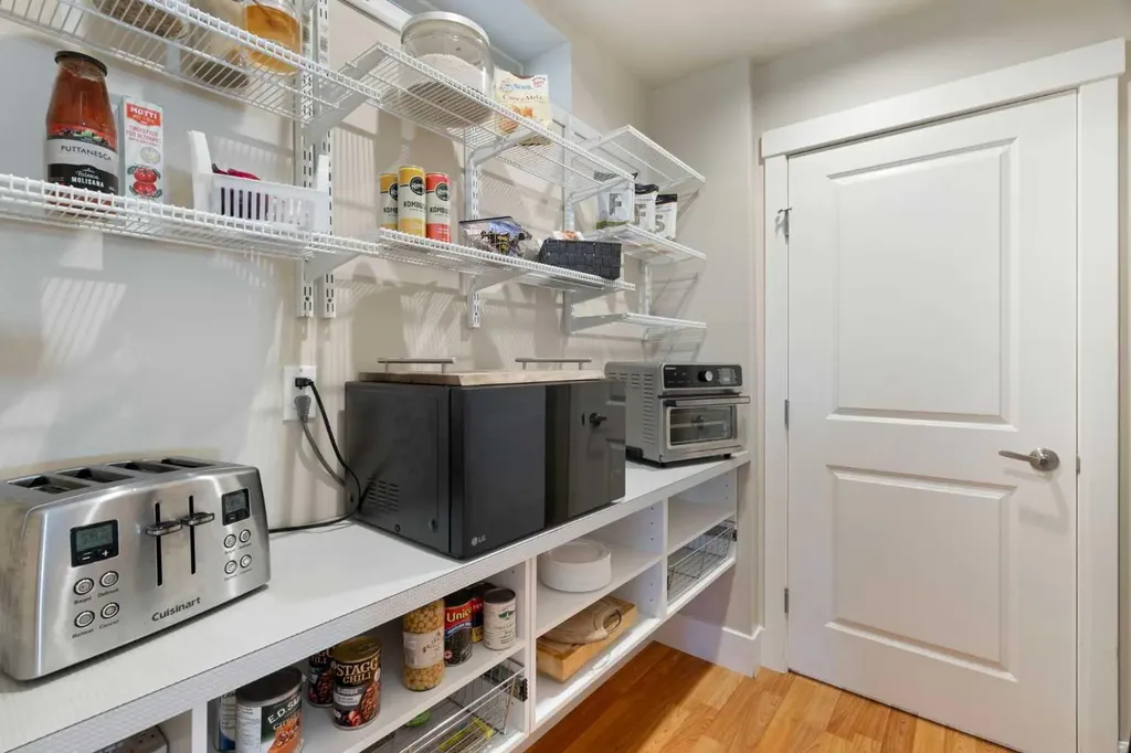1308 21 Avenue NW Calgary AB T2M1L4
