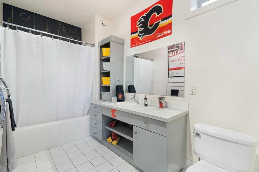 1308 21 Avenue NW Calgary AB T2M1L4