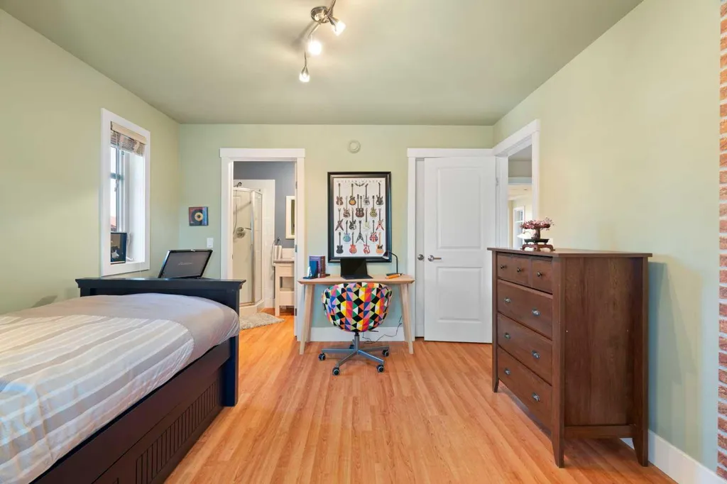 1308 21 Avenue NW Calgary AB T2M1L4