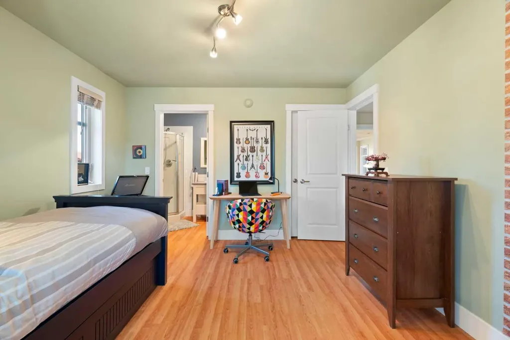 1308 21 Avenue NW Calgary AB T2M1L4