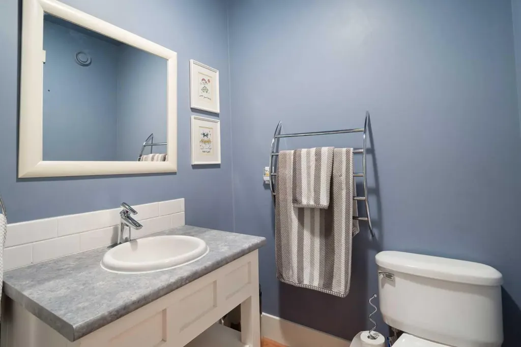 1308 21 Avenue NW Calgary AB T2M1L4