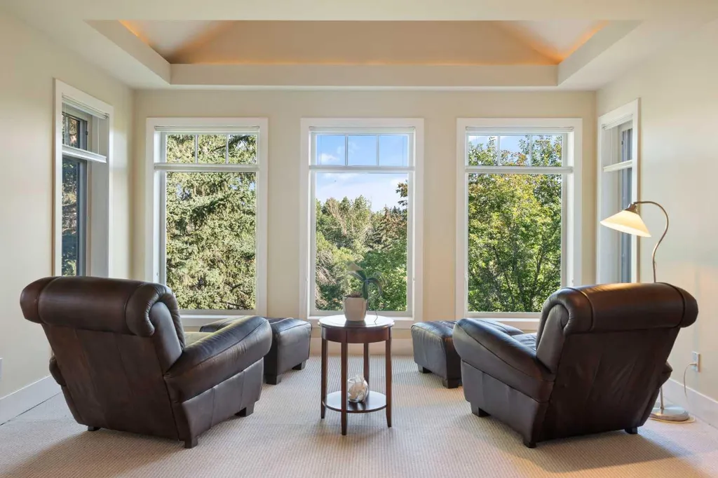 1308 21 Avenue NW Calgary AB T2M1L4