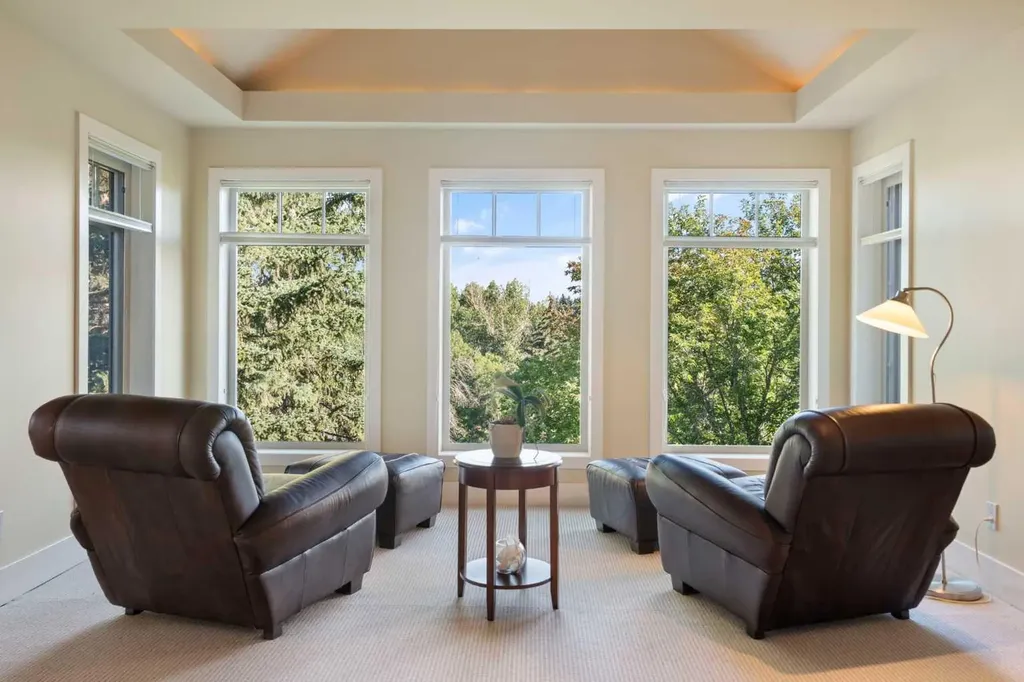 1308 21 Avenue NW Calgary AB T2M1L4