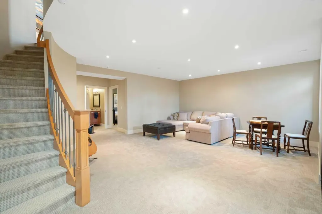 1308 21 Avenue NW Calgary AB T2M1L4