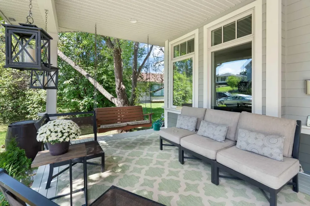 1308 21 Avenue NW Calgary AB T2M1L4