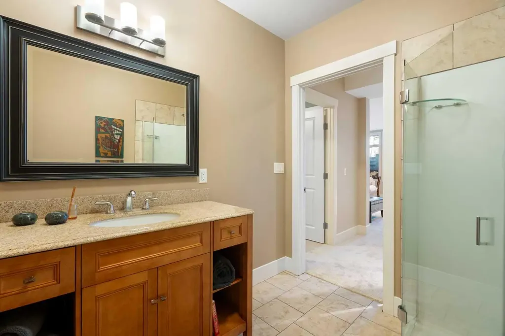 1308 21 Avenue NW Calgary AB T2M1L4