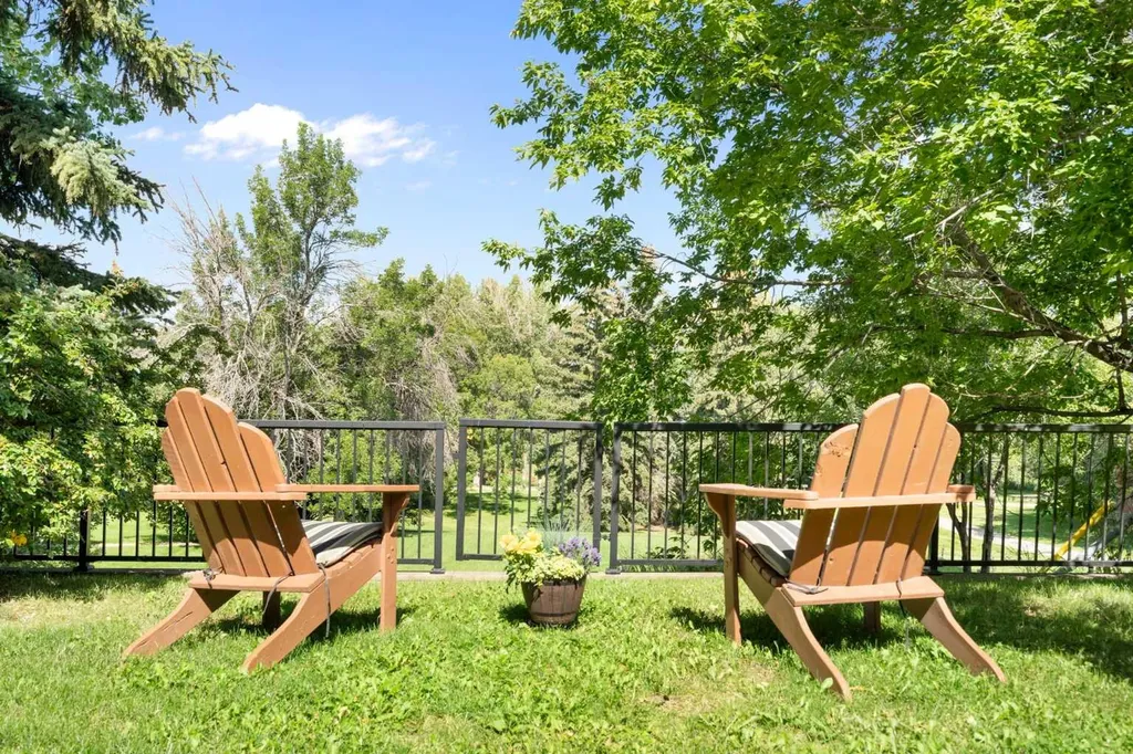 1308 21 Avenue NW Calgary AB T2M1L4