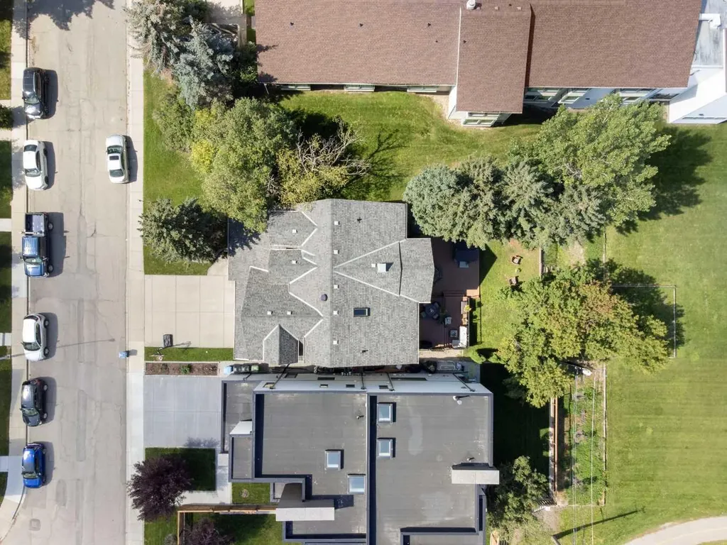1308 21 Avenue NW Calgary AB T2M1L4