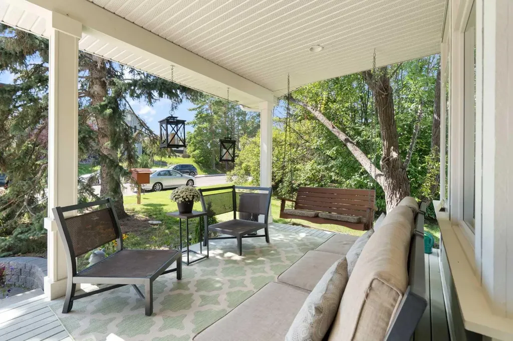 1308 21 Avenue NW Calgary AB T2M1L4