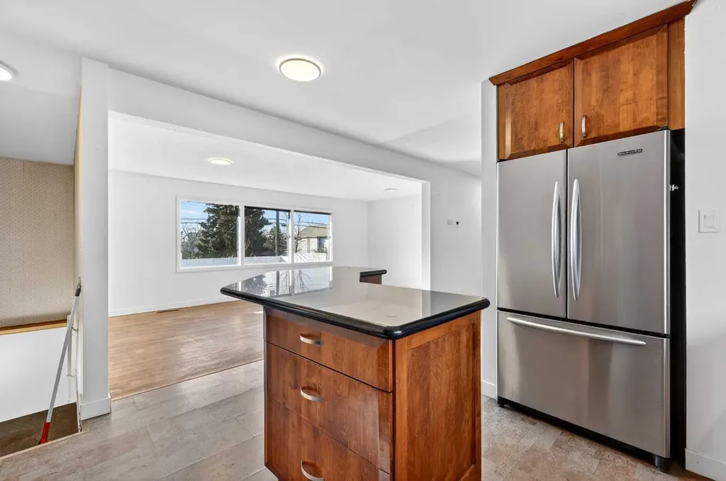 16 Heston Street NW Calgary AB t2k2c1