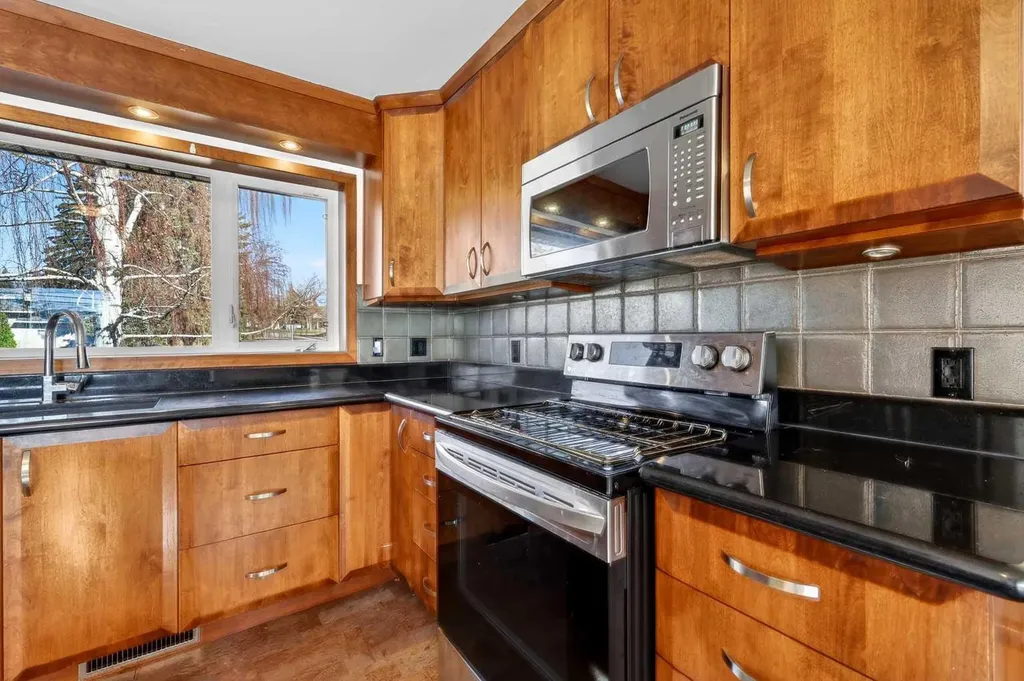 16 Heston Street NW Calgary AB t2k2c1