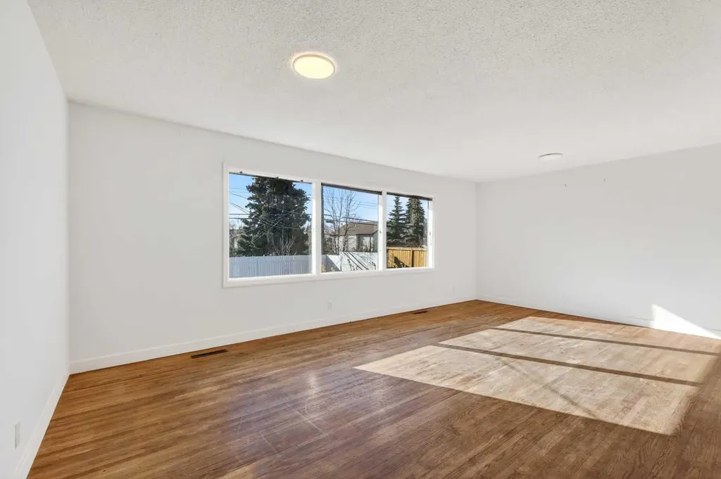 16 Heston Street NW Calgary AB t2k2c1