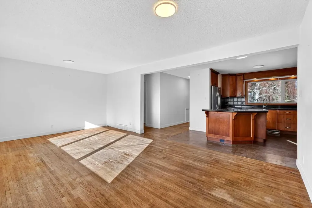 16 Heston Street NW Calgary AB t2k2c1