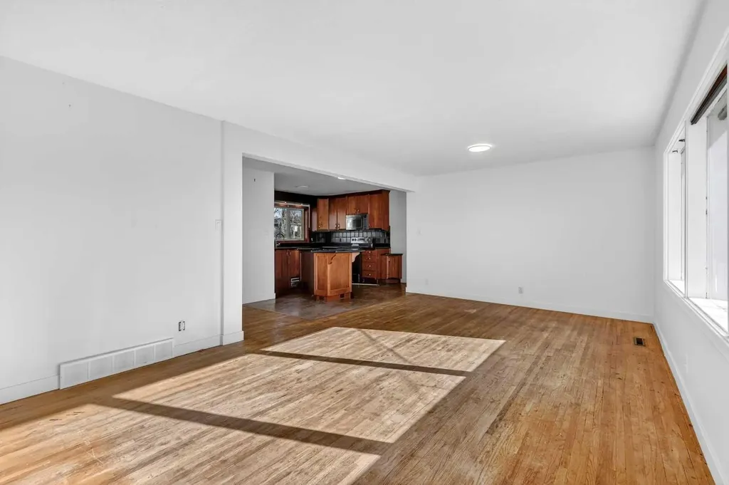 16 Heston Street NW Calgary AB t2k2c1