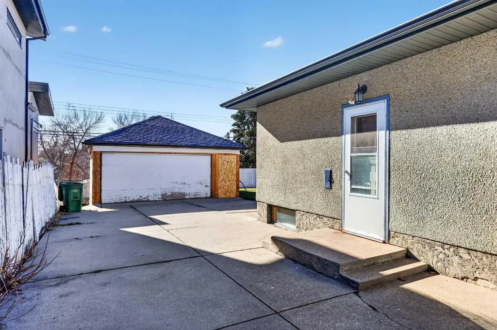 16 Heston Street NW Calgary AB t2k2c1