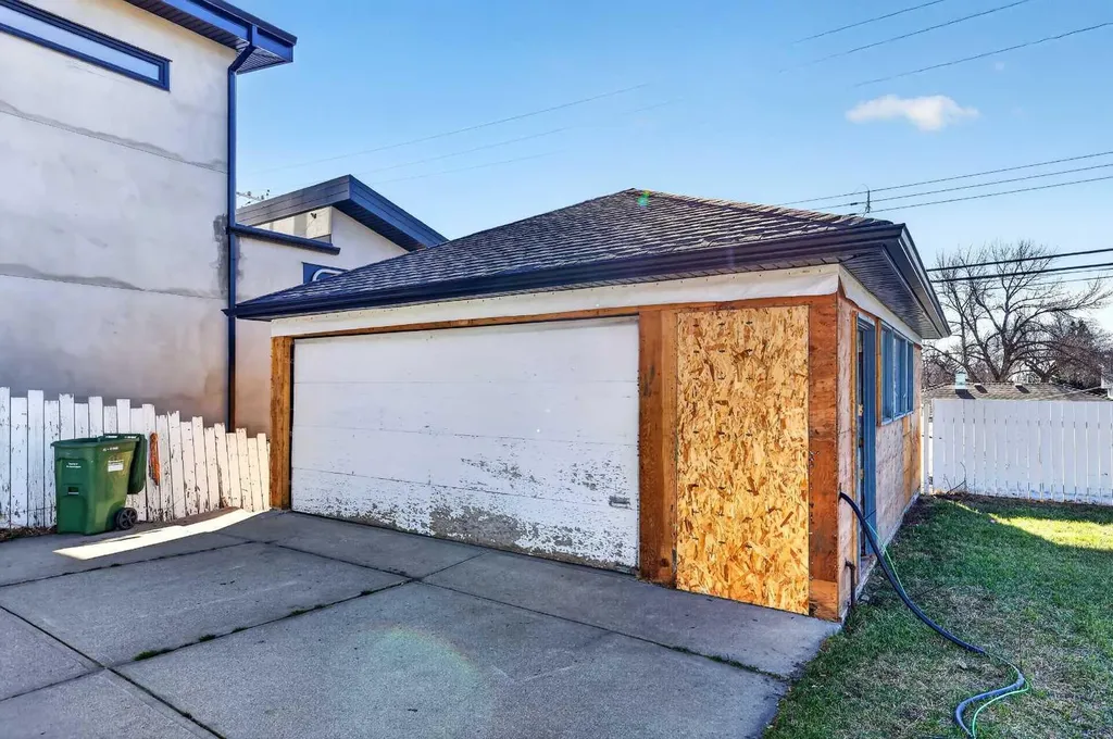 16 Heston Street NW Calgary AB t2k2c1