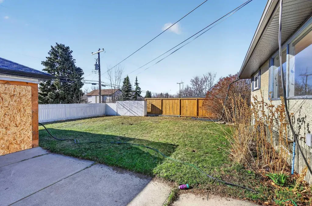 16 Heston Street NW Calgary AB t2k2c1