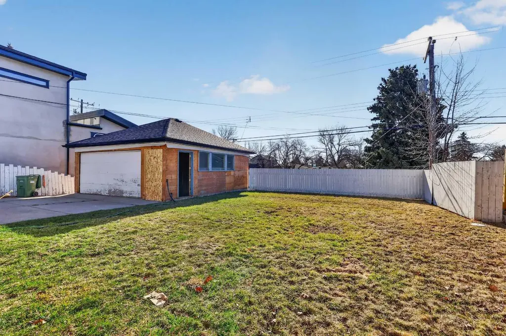 16 Heston Street NW Calgary AB t2k2c1