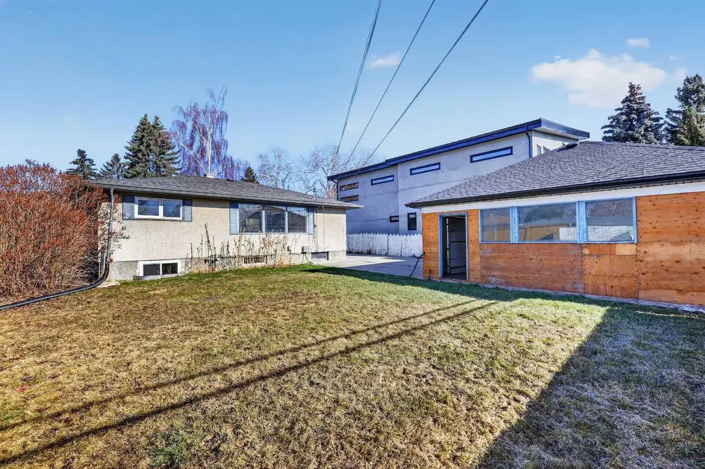 16 Heston Street NW Calgary AB t2k2c1