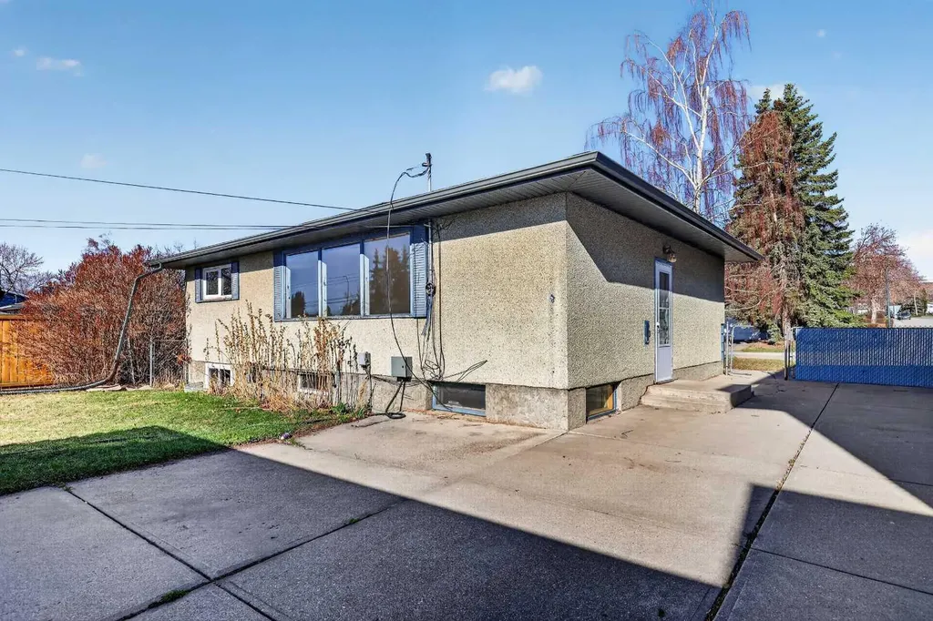 16 Heston Street NW Calgary AB t2k2c1