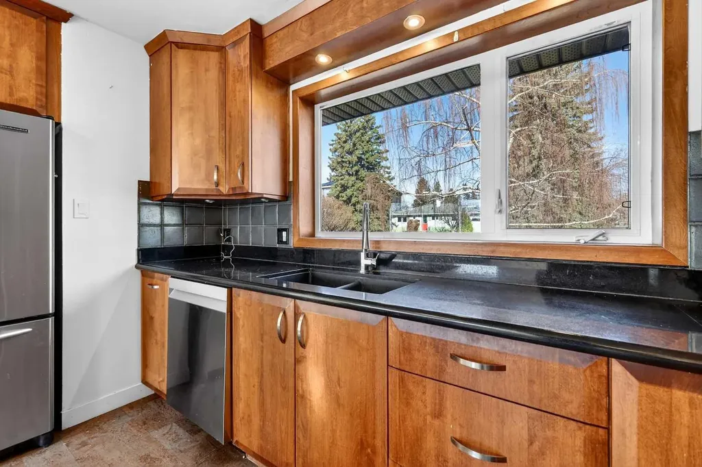 16 Heston Street NW Calgary AB t2k2c1