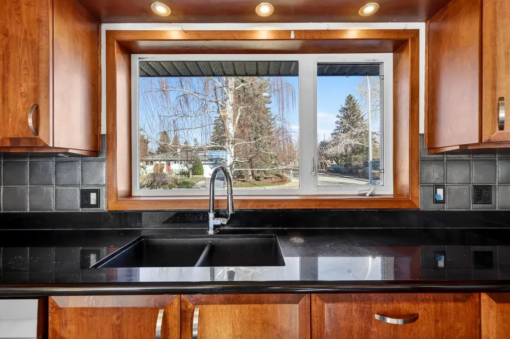 16 Heston Street NW Calgary AB t2k2c1