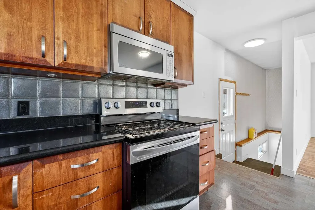 16 Heston Street NW Calgary AB t2k2c1