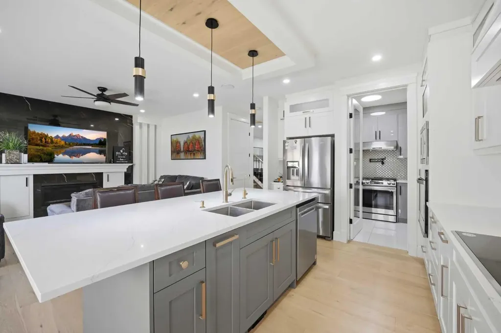 15 Saddlecrest Link NE Calgary AB T3J0Z3