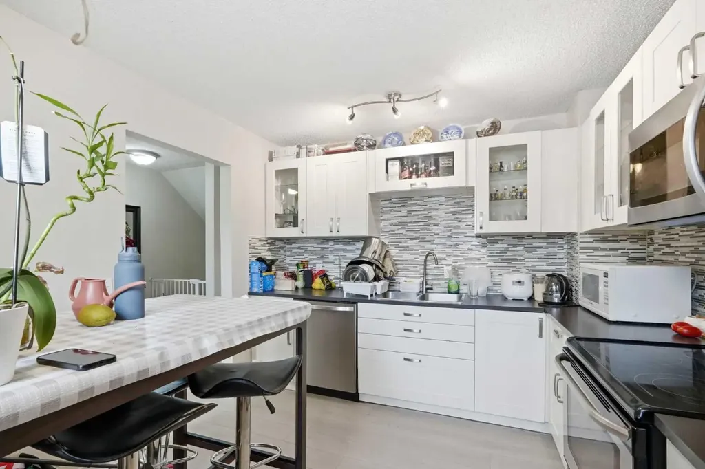 2519 38 Street NE Calgary AB T1Y 4W8