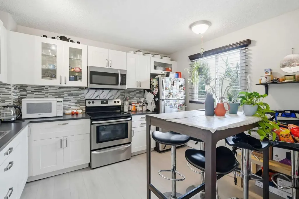 2519 38 Street NE Calgary AB T1Y 4W8