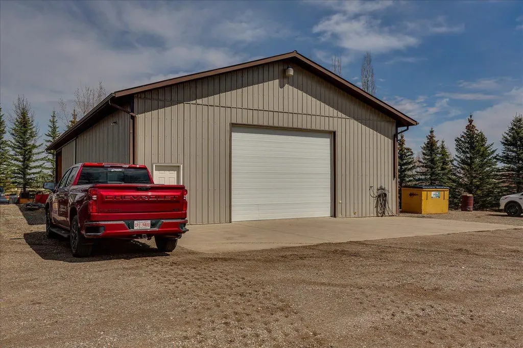 33550 Range Road 23 Rural Mountain View County AB T4H1P4
