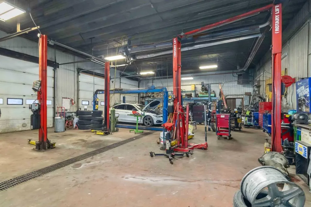 8102 Manning Avenue Fort Mcmurray AB T9H 1V7