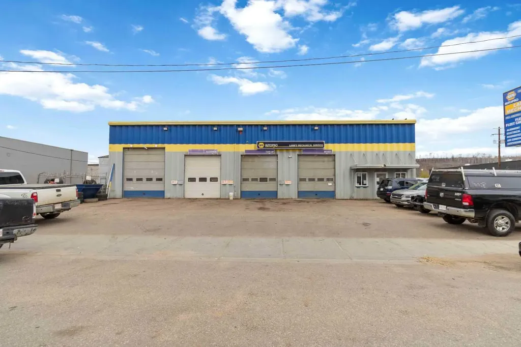8102 Manning Avenue Fort Mcmurray AB T9H 1V7