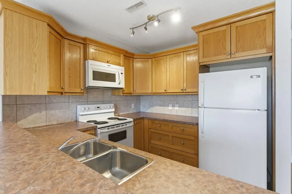 323 Fourth Avenue Strathmore AB T1P 1B5