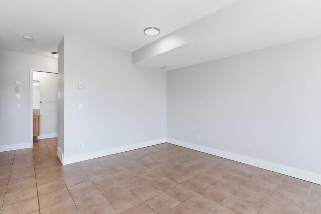 323 Fourth Avenue Strathmore AB T1P 1B5