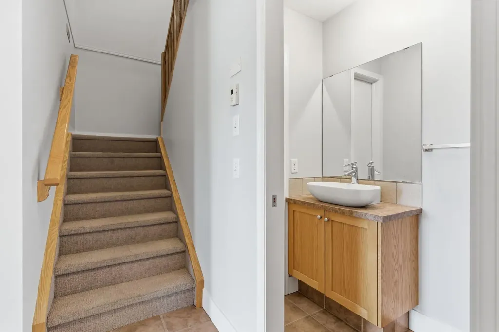 323 Fourth Avenue Strathmore AB T1P 1B5