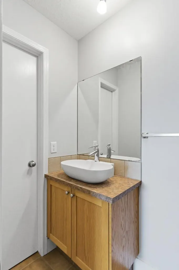 323 Fourth Avenue Strathmore AB T1P 1B5